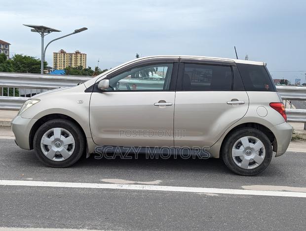 Toyota IST 2004 Gold