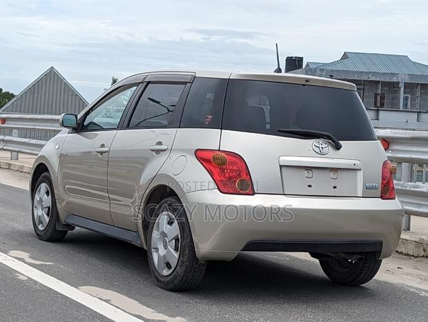 Toyota IST 2004 Gold