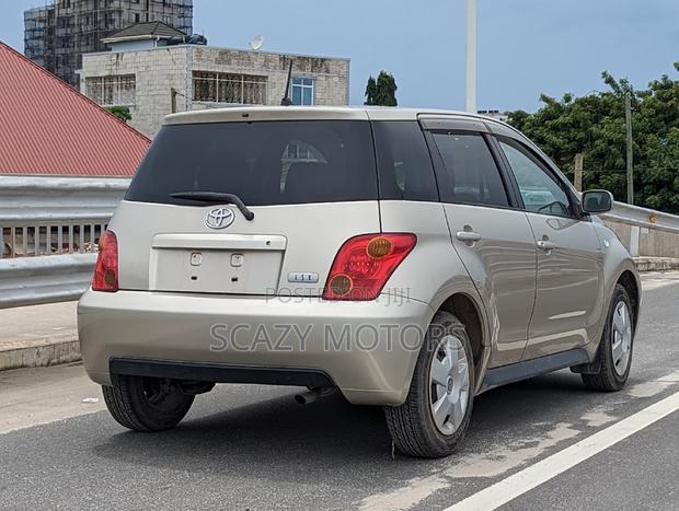 Toyota IST 2004 Gold