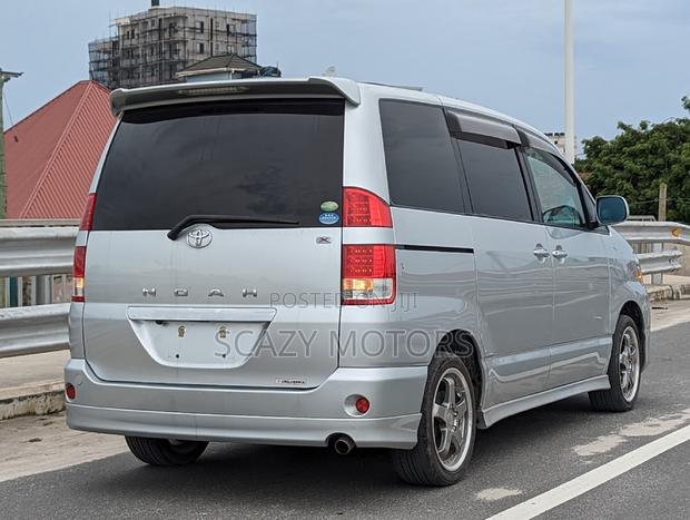Toyota Noah 2006 Silver