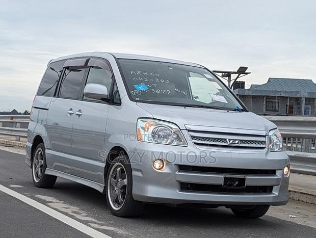 Toyota Noah 2006 Silver