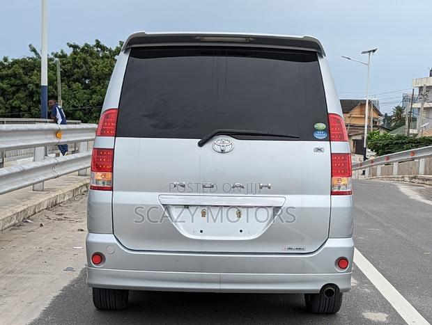 Toyota Noah 2006 Silver