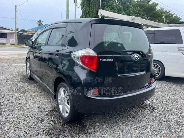 Toyota Ractis 1.5 FWD 2010 Black