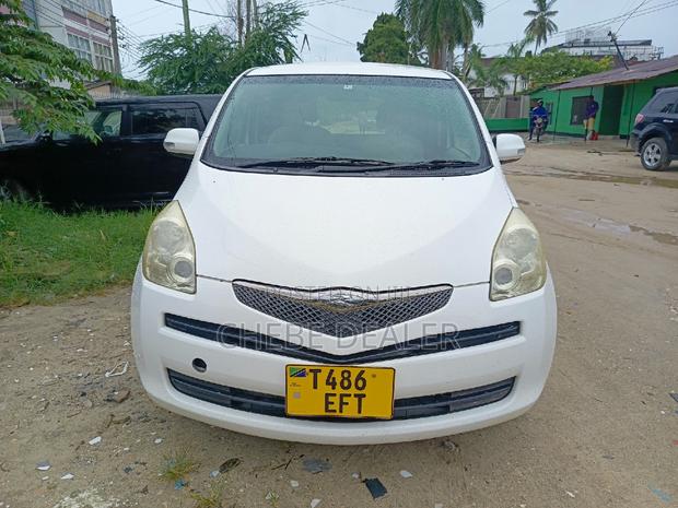 Toyota Ractis 2006 White