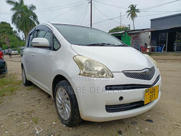 Toyota Ractis 2006 White
