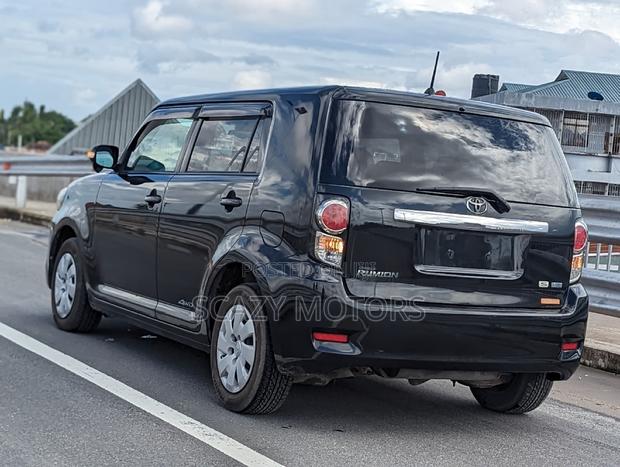Toyota Corolla Rumion 2011 Black