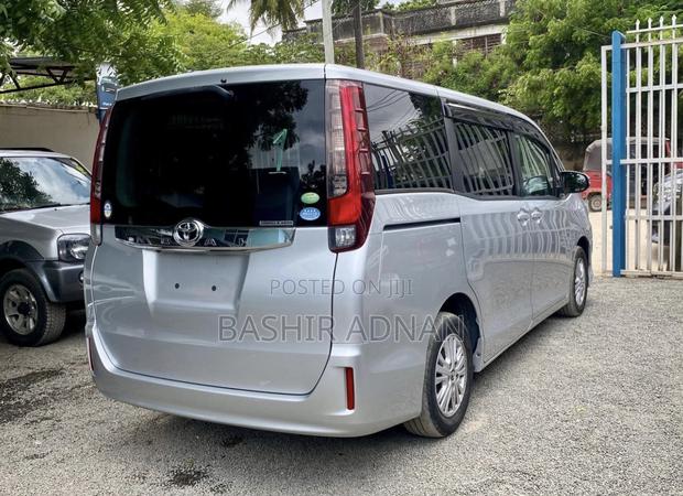 Toyota Noah 2.0 FWD (7 Seater) 2014 Silver