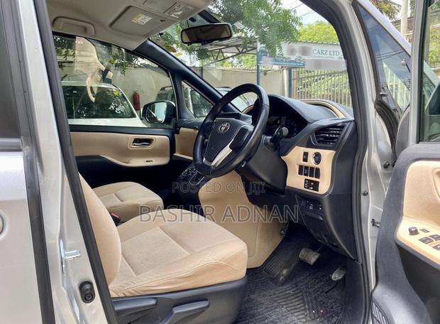 Toyota Noah 2.0 FWD (7 Seater) 2014 Silver