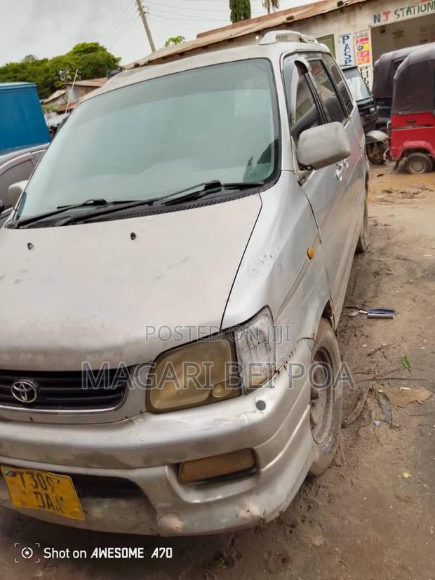 Toyota Noah 2005 Silver