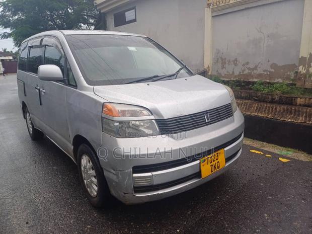 Toyota Voxy 2001 Silver