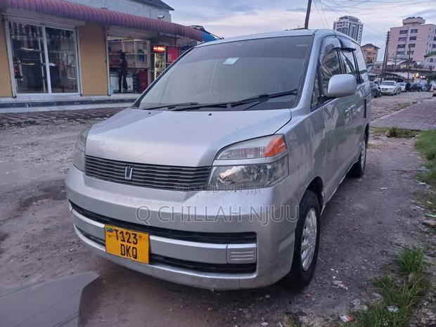 Toyota Voxy 2001 Silver