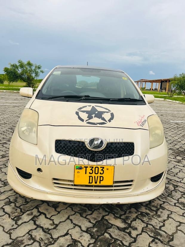 Toyota Vitz 2006 Ivory