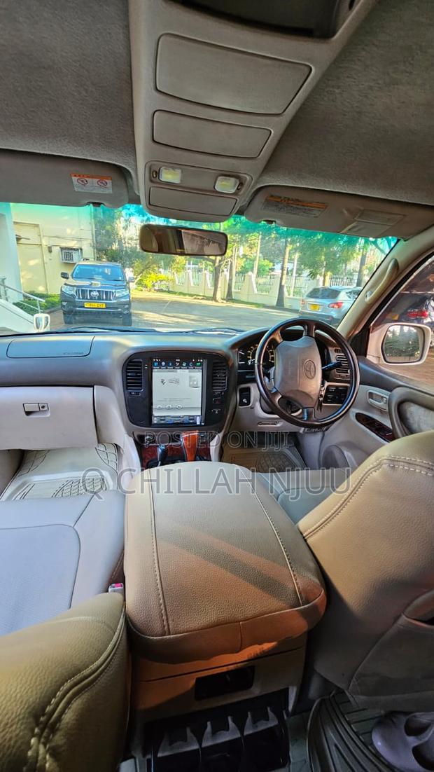 Toyota Land Cruiser 2002 White