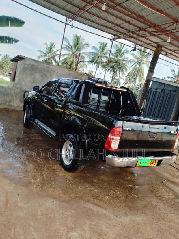 Toyota Hilux 2002 Black