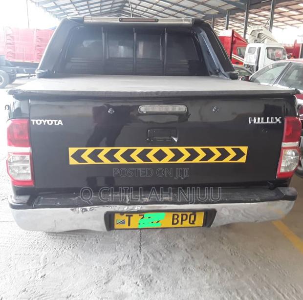 Toyota Hilux 2002 Black