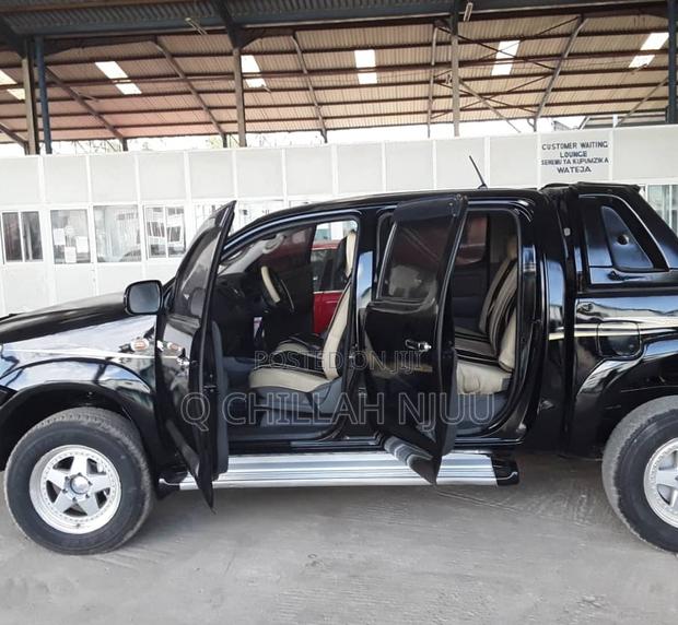 Toyota Hilux 2002 Black