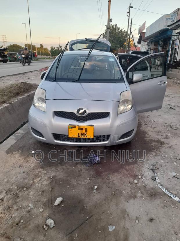 Toyota Vitz 2004 Silver