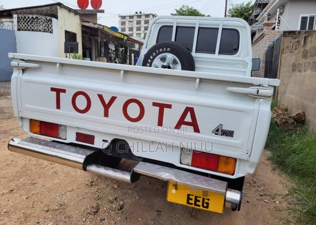Toyota Land Cruiser 2010 White