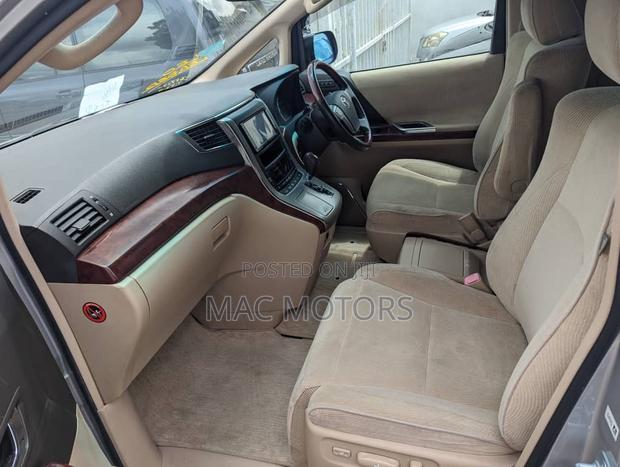 Toyota Alphard 2009 Silver
