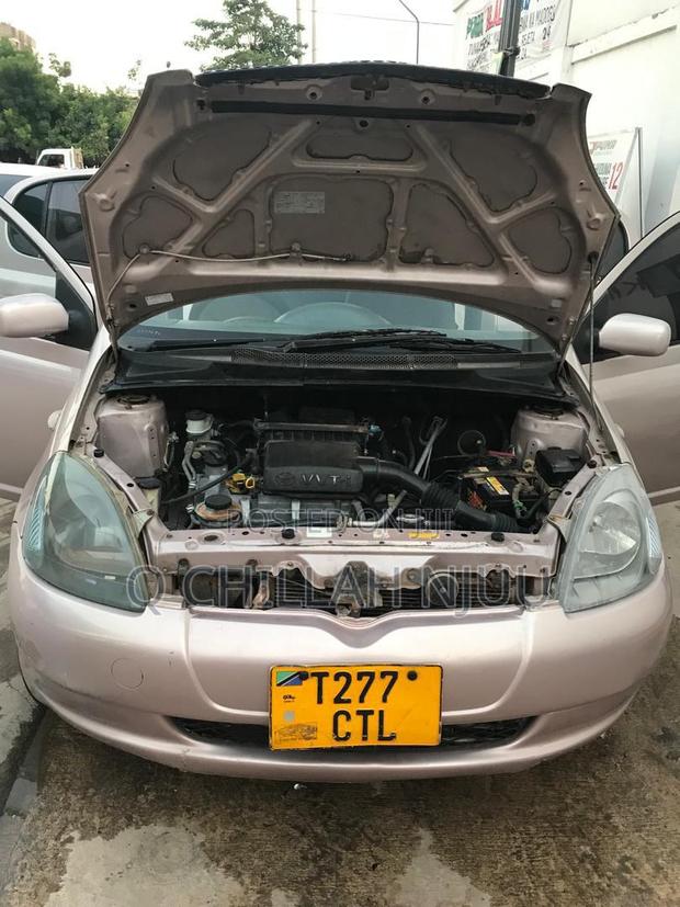 Toyota Vitz 2000 Silver