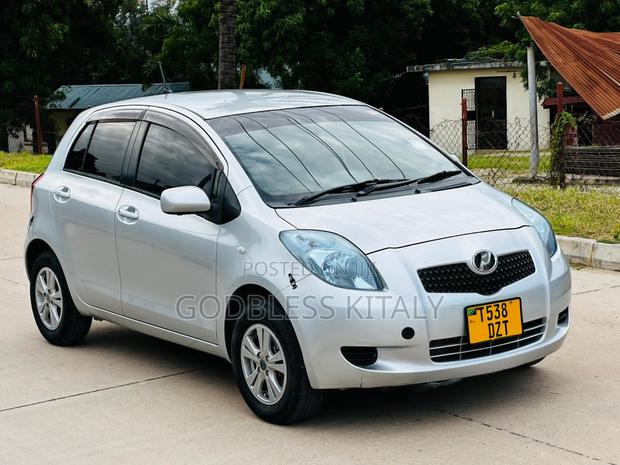 Toyota Vitz 2005 Silver
