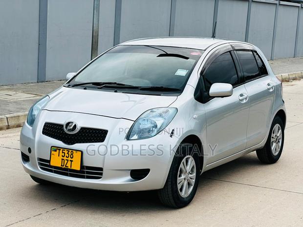 Toyota Vitz 2005 Silver