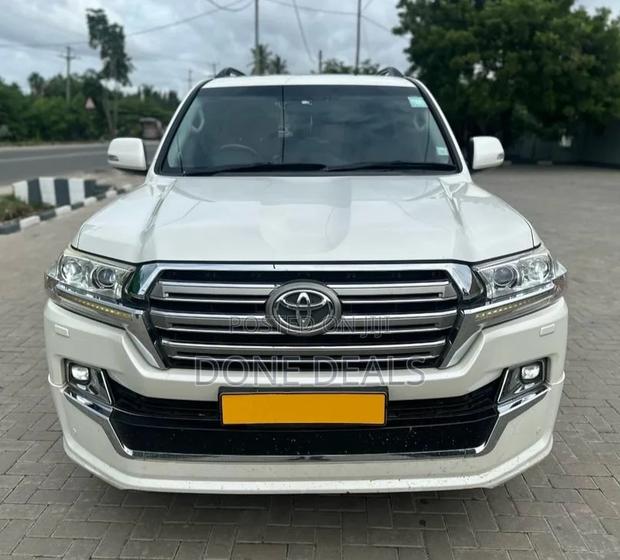 Toyota Land Cruiser 2017 White