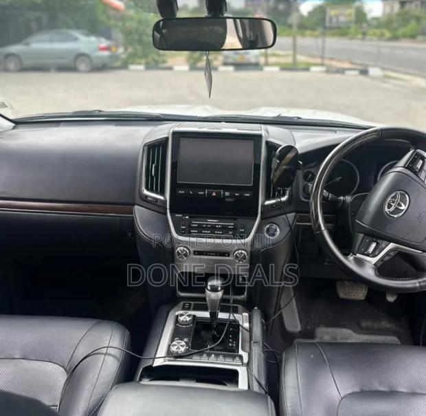 Toyota Land Cruiser 2017 White