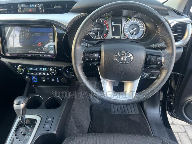 Toyota Hilux 2021 Black