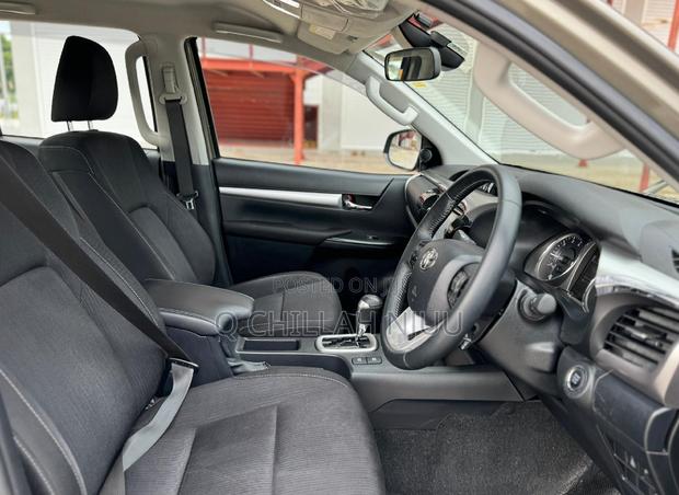 Toyota Hilux 2022 Gray
