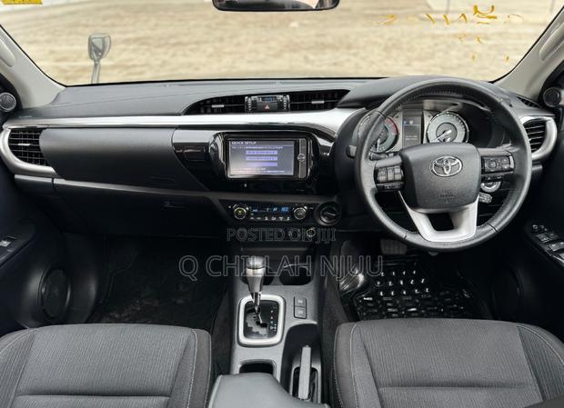 Toyota Hilux 2022 Gray