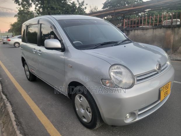 Toyota Sienta 2004 Silver