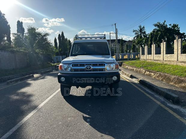 Toyota Land Cruiser 2011 White