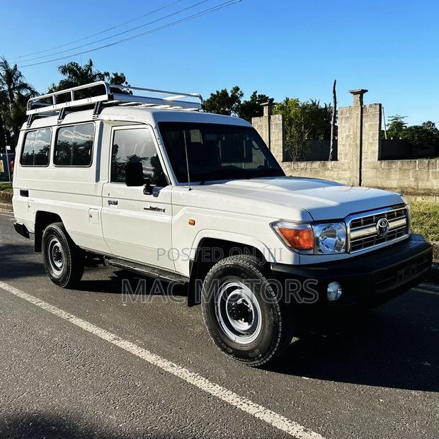 Toyota Land Cruiser 4.0 V6 GX 2011 White