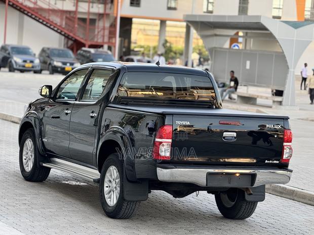 Toyota Hilux 2014 Black