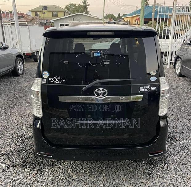 Toyota Noah 2.0 143hp AWD (7 Seater) 2009 Black