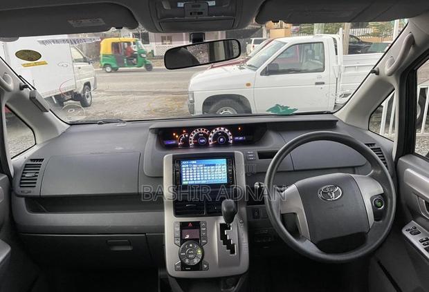 Toyota Noah 2.0 143hp AWD (7 Seater) 2009 Black