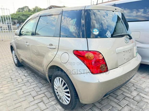 Toyota IST 2003 Gold