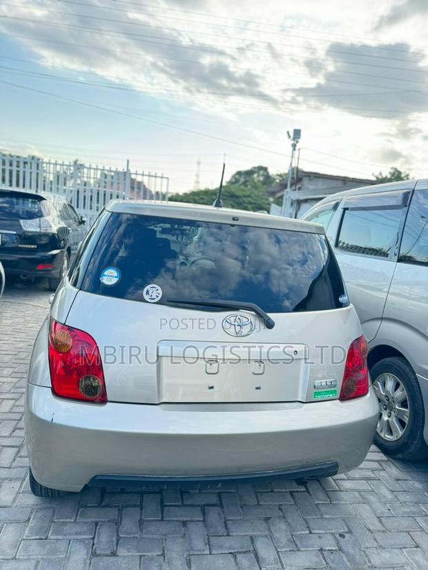 Toyota IST 2003 Gold