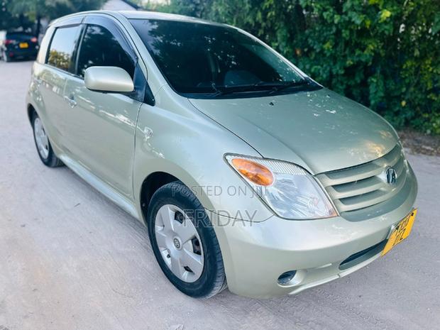Toyota IST 2007 Green