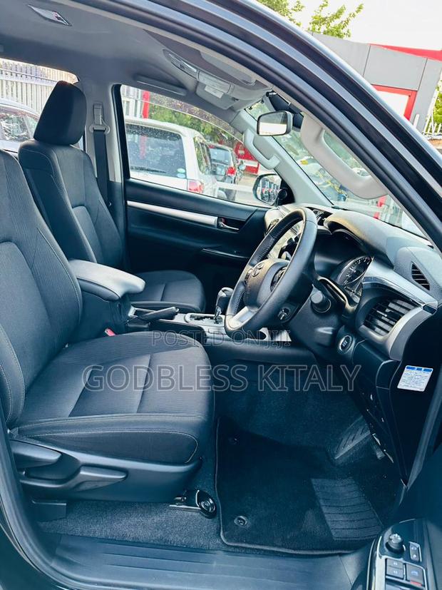 Toyota Hilux 2021 Black