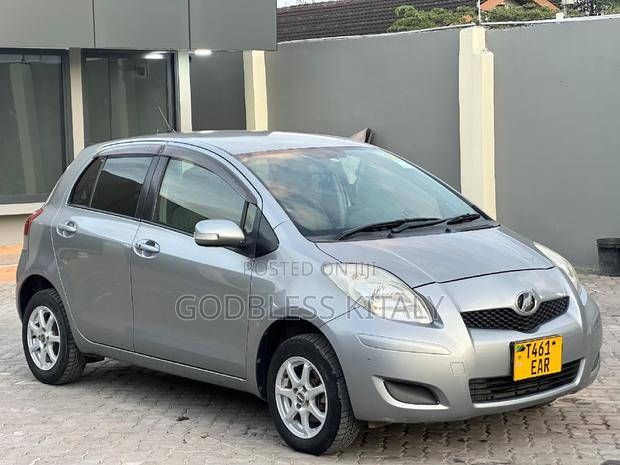 Toyota Vitz 2009 Gray