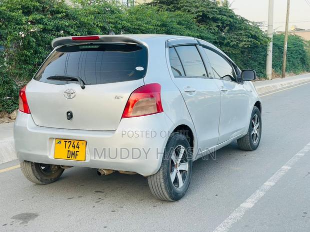 Toyota Vitz 2006 Silver