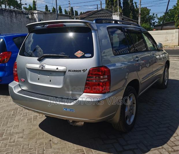 Toyota Kluger 2002 Silver