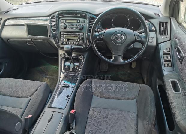 Toyota Kluger 2002 Silver