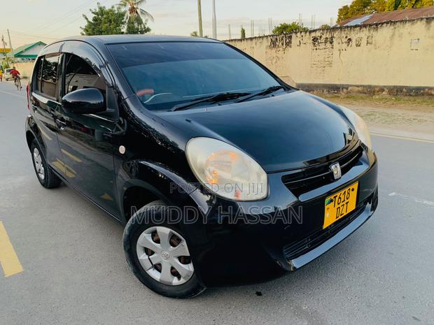 Toyota Vitz 2010 Black