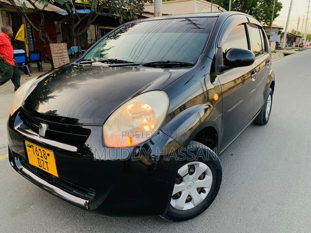 Toyota Vitz 2010 Black