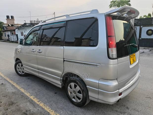 Toyota Noah 2005 Silver