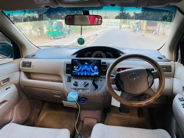 Toyota Noah 2005 Silver
