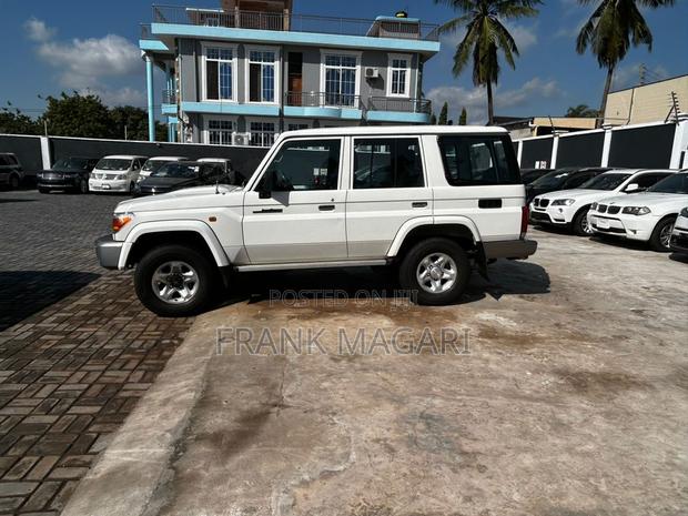 Toyota Land Cruiser 2010 White